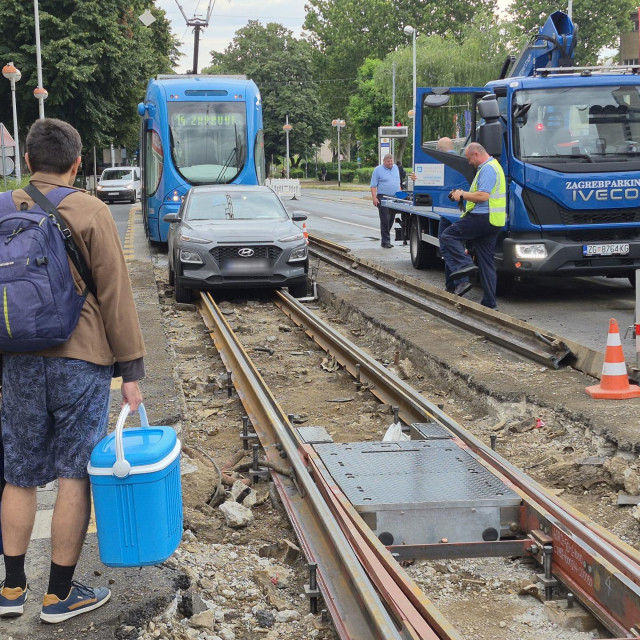 Zastoj tramvaja na križanju Savske i Vukovarske jer je osobno vozilo upalo u raskopane tračnice