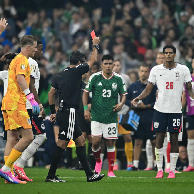 Sudac Alireza Faghani pokazuje crveni karton Jarellu Quansahu