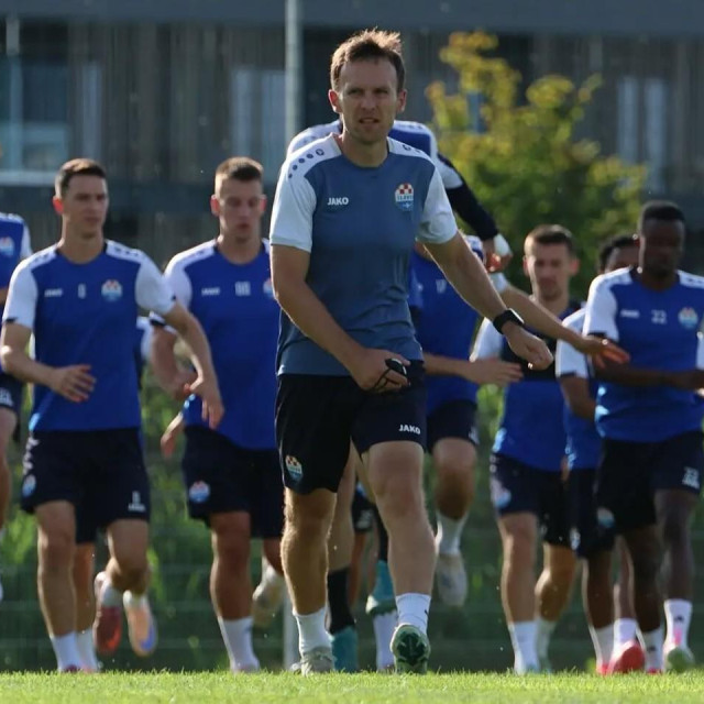 Kondicijski trener Dario Potroško i igrači Slavena Belupa na treningu u Bad Radkersburgu