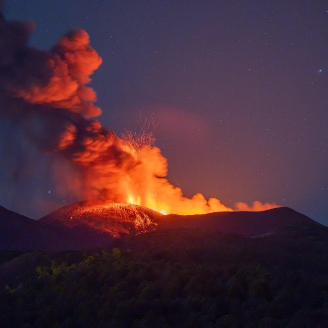 Erupcija Etne snimljena u nedjelju