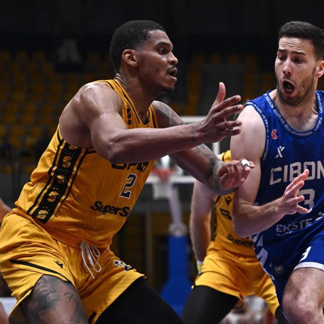 Dvoboj Wigginsa i Radovčića na utakmici Cibona - Split