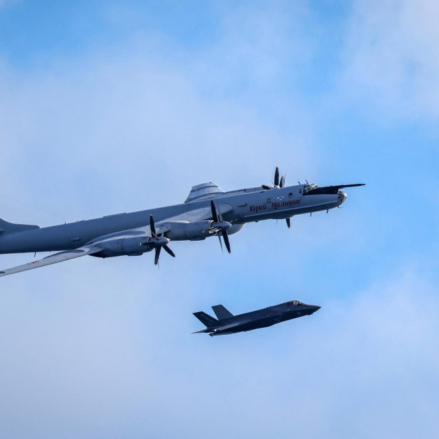 Britanski borbeni zrakoplov F-35B presreće ruski protupodmornički avion Tu-142 u blizini brodova „HMS Prince of Wales” i „HMS Duncan” tijekom NATO-ovih operacija protuzračne obrane u Norveškome moru 2. srpnja 2026.