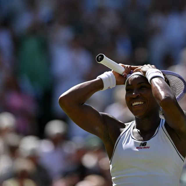 Američka tenisačica Coco Gauff slavi pobjedu protiv sunarodnjakinje Jessice Pegule u četvrtfinalnom meču ženskog pojedinačnog turnira