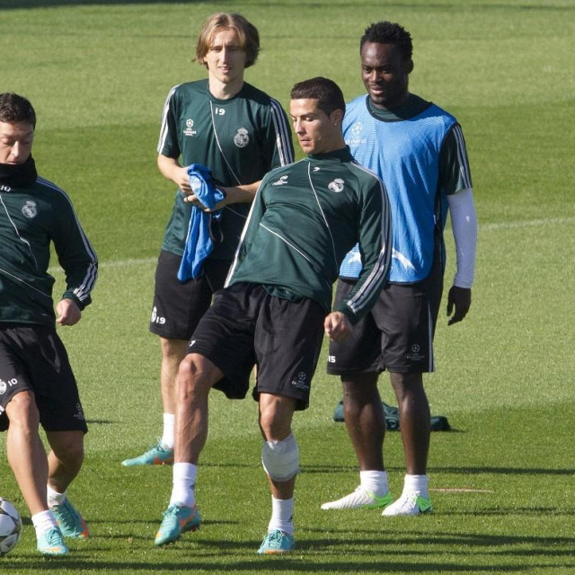 Mesut Ozil, Luka Modrić, Cristiano Ronaldo i Michael Essien na treningu Real Madrida