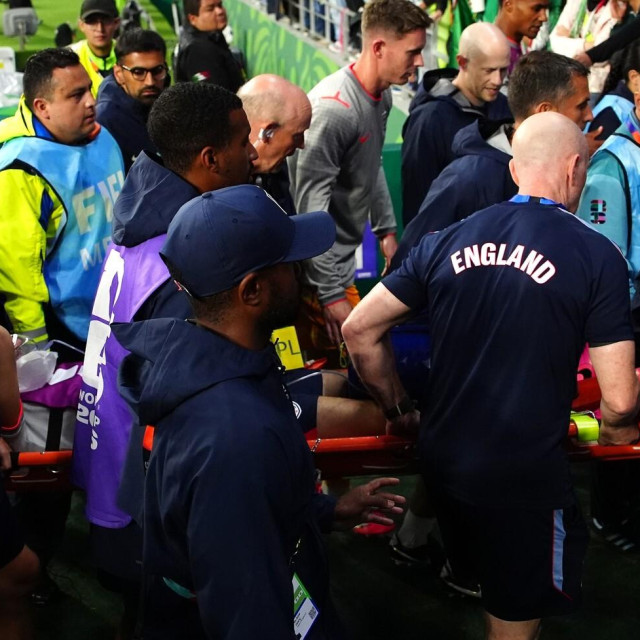 Jordan Henderson na nosilima nakon bizarne ozljede