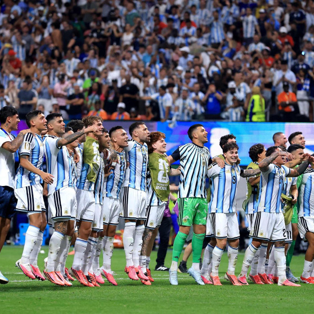 Nogometaši Argentine slave s navijačima nakon plasmana u četvrtfinale