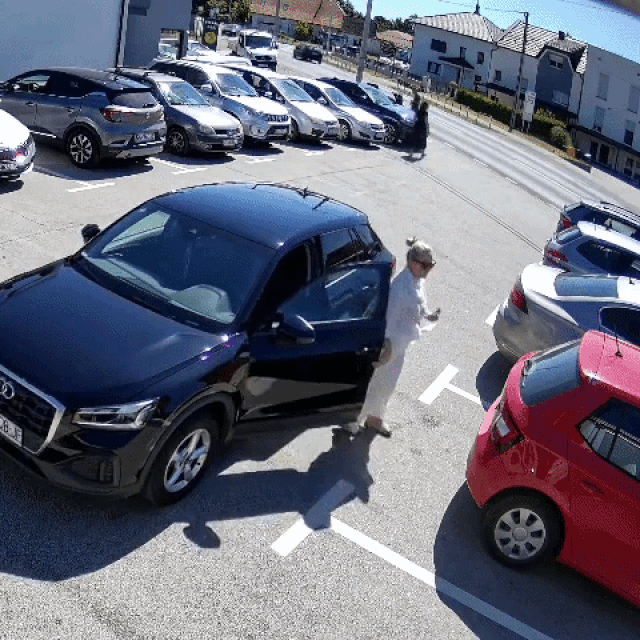 Vozačica nije digla ručnu, Audi krenuo prema prometnici