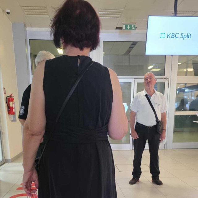 Ovako odjevena gospođa nije mogla obaviti upis
