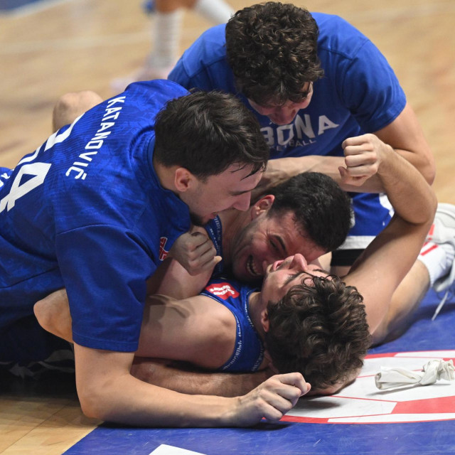 Slavlje igrača Cibone nakon što su u svibnju postali hrvatski prvaci