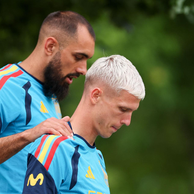 Dani Olmo u društvu reprezentativnog suigrača Borje Iglesiasa