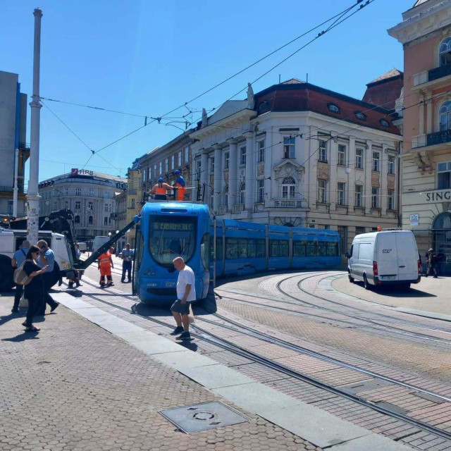 Zastoj tramvaja na Trgu bana Jelačića u četvrtak ujutro