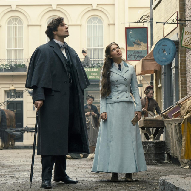 Brat i sestra detektivi: Sherlock Holmes (Henry Cavill) i Enola Holmes (Millie Bobby Brown). Zaklada je tvrdila kako je Netflix prekršio autorska prava jer je Sherlocka Holmesa prikazao kao osobu koja pokazuje emocije u bliskim odnosima