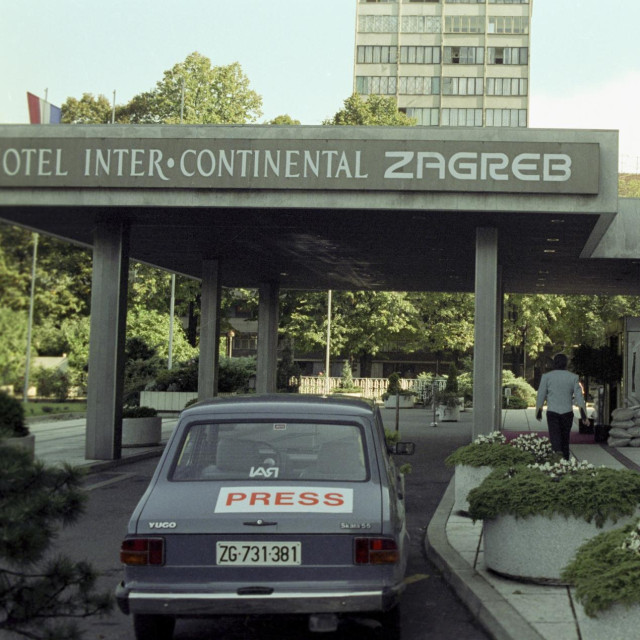 Prizor iz Zagreba, pred tadašnjim hotelom Intercontinental, 30. rujna 1991.