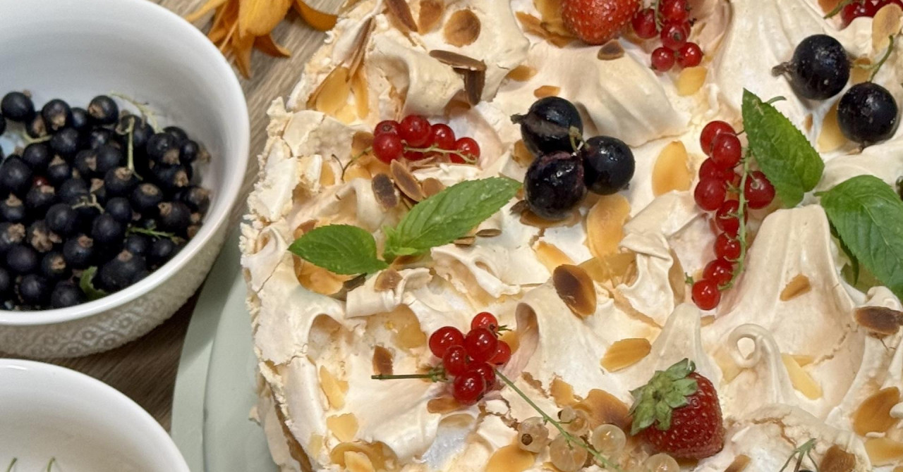 Recept iz stare bilježnice za beze voćnu tortu: Lagana poput oblaka, izvana nježno hrskava, a iznutra mekana