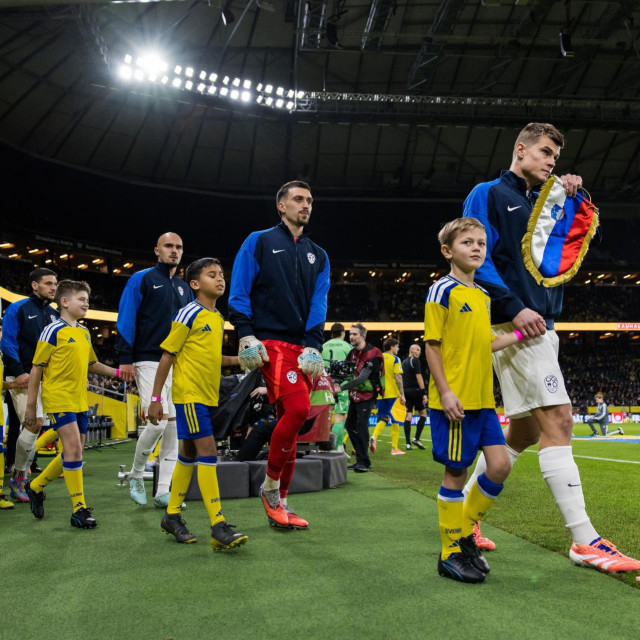 Slovenski reprezentativci izlaze na teren za kvalifikacijski susret sa Švedskom

Igor Vekić, drugi zdesna