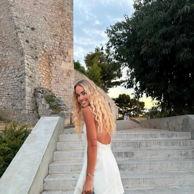 Antonija Mišura Sandrić je odabrala bijelo-crnu kombinaciju za izlazak s prijateljicama