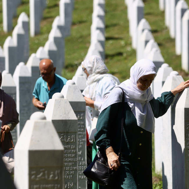 Srebrenica, Potocari dan prije ukopa, obitelji obilaze mezarje.
 