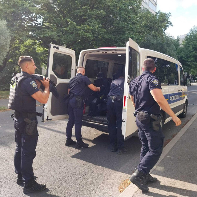 Privođenje muškarca koji je prijetio da će se raznijeti bombom