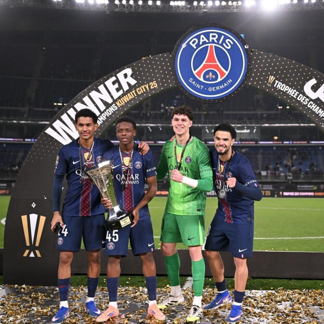 Noah Nsoki (s trofejem u ruci) slavi naslov Kupa Francuske