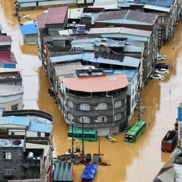 U Hengzhou, grad na jugu Kine s oko milijun stanovnika, poplave su donijele obilje vode i zmija (ilustracija) 
