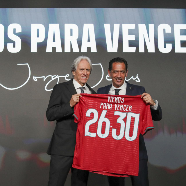 Iskusni trener Jorge Jesus (lijevo) novi je izbornik Portugala, potpisao je ugovor do 2030. godine i predsjednik tamošnjeg Saveza, Pedro Proenca, uručio mu je na predstavljanju reprezentativni dres 