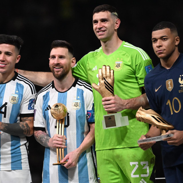Na Svjetskom prvenstvu u Kataru 2022. godine Lionel Messi je bio osvajač Zlatne lopte turnira, dok se Kylian Mbappé morao zadovoljiti Srebrnom