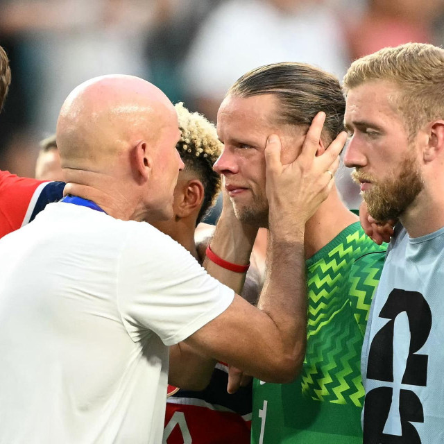 Norveški izbornik Stale Solbakken tješio je nakon utakmice uplakanog tragičara, vratara Orjana Nylanda