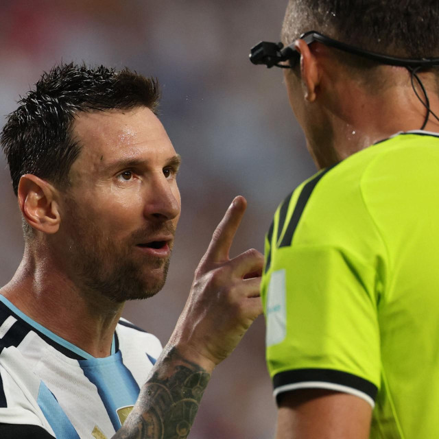 Lionel Messi upozorava portugalskog suca na utakmici protiv Švicarske