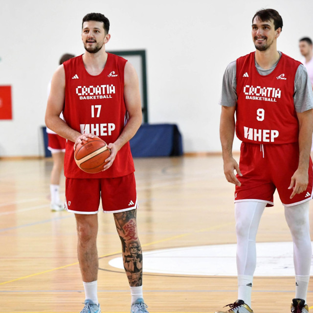 Karlo Matković na treningu hrvatske košarkaške reprezentacije uz Darija Šarića