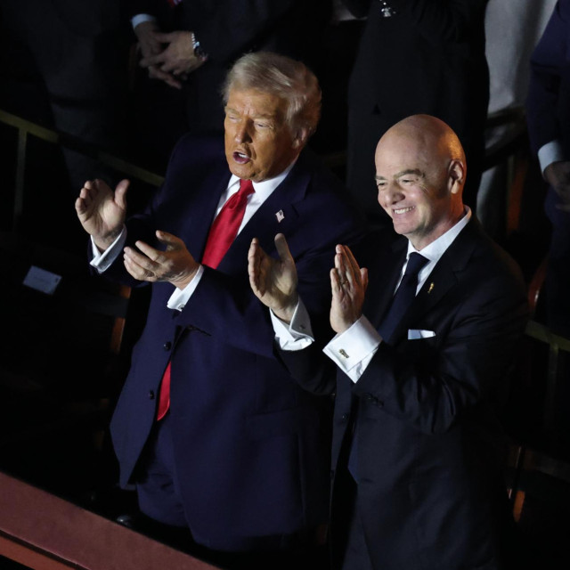 Predsjednik Sjedinjenih Američkih Država Donald Trump i predsjednik FIFA-e Gianni Infantino pljeskaju tijekom završnog ždrijeba za Svjetsko prvenstvo 2026.