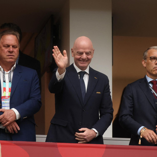 Predsjednik FIFA-e Gianni Infantino u društvu predsjednika Švicarskog nogometnog saveza Petera Knabela i predsjednika Kolumbijskog nogometnog saveza Ramona Jesuruna