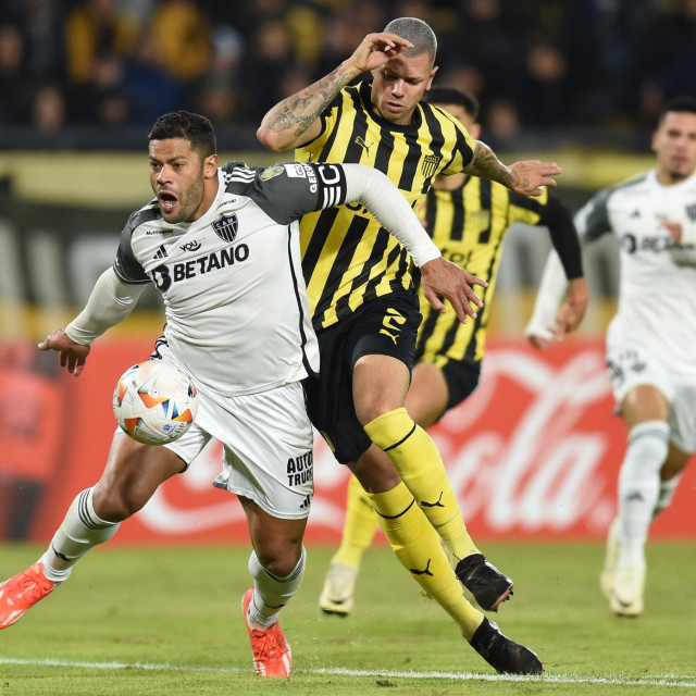 Napadač Atletico Mineira Hulk i brazilski branič Peñarola Léo Coelho tijekom utakmice Copa Libertadores
