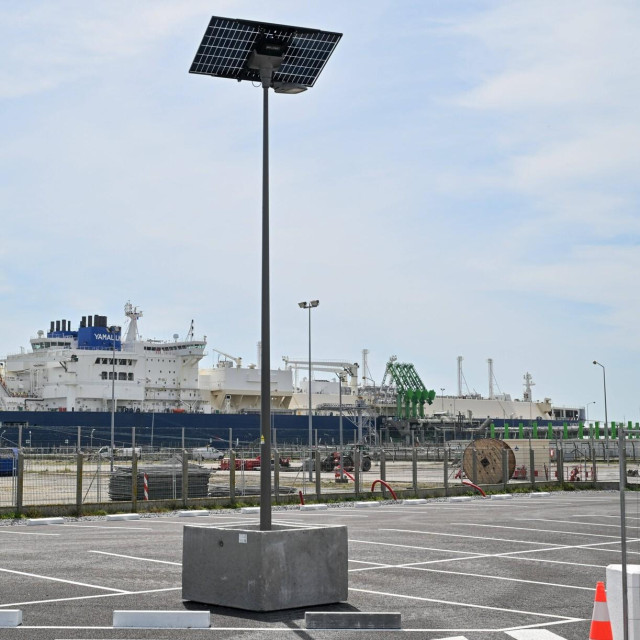 Fotografija snimljena 9. travnja 2026. u plinskom terminalu kompanije Engie u Montoir-de-Bretagneu prikazuje tanker za ukapljeni prirodni plin (LNG) „Yakov Gakkel“. Brod, koji prevozi LNG iz ruskog projekta Yamal LNG, plovi pod zastavom Bahama. U francuski terminal na zapadu zemlje stigao je iz ruske luke Sabetta te je dopremio LNG francuskoj energetskoj kompaniji Engie