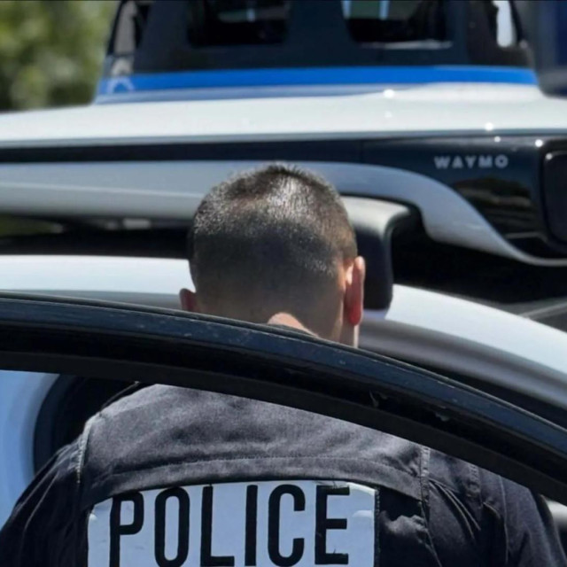 Policija je uhitila tinejdžere koji su pucali iz Waymo robotaksija