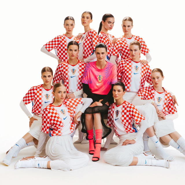 fotografije JELENA BALIĆ
kreativno vodstvo i styling PETAR TRBOVIĆ
Šminka: Simona Antonović
Kosa: Milena Maršić @ Salon Glamour
Modeli: Antonija X., Hana G., Jurja P., Klara C., Magdalena S., Marija F., Nadja V., Nika S., Petra U., Tajra B., Zinaida S. @ Faith Model Management
Asistenti stilista: Dario Benički i Marijana Galić
Asistenti šminke: Ivana Češljar, Patricija Andročec i Ema Juretić