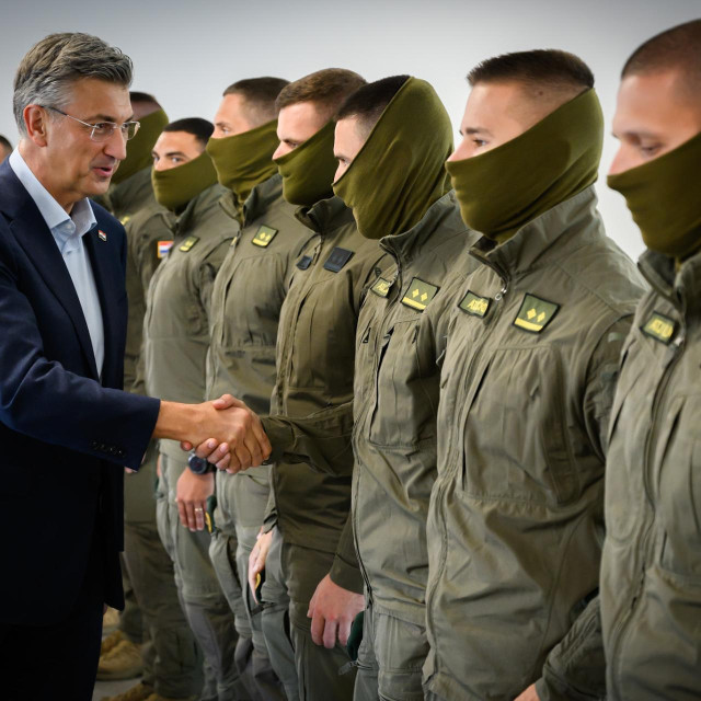 Andrej Plenković u posjeti pripadnicima ATJ Lučko