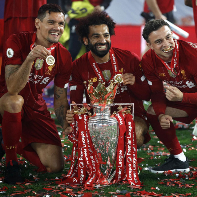 Dejan Lovren, Mohamed Salah i Xherdan Shaqiri s trofejem Premier lige, 2020.