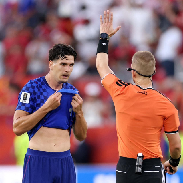 Napadač hrvatske reprezentacije Igor Matanović i sudac Espen Eskas na utakmici s Portugalom u Torontu