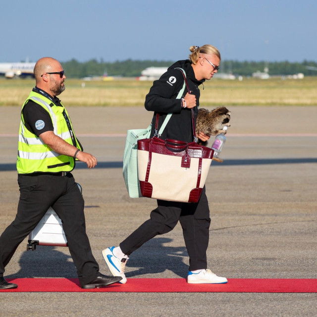 Erling Braut Haaland silazi s aviona na aerodromu u Oslu