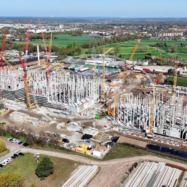 Pogled iz zraka na gradilište novog podatkovnog centra Schwarz grupe u Lübbenauu. U projekt vrijedan 11 milijardi eura ulaže se u infrastrukturu sa 100.000 AI čipova, a trebao bi postati jedan od najmoćnijih podatkovnih centara u Europi