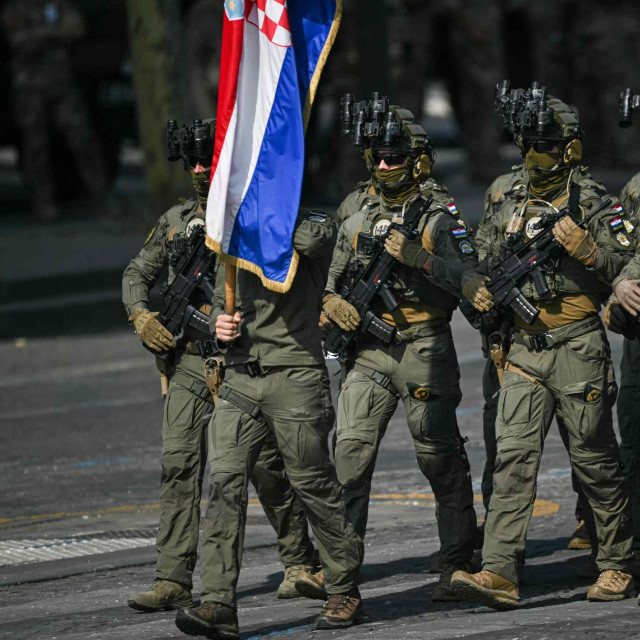 Pripadnici ATJ Lučko na paradi u Parizu