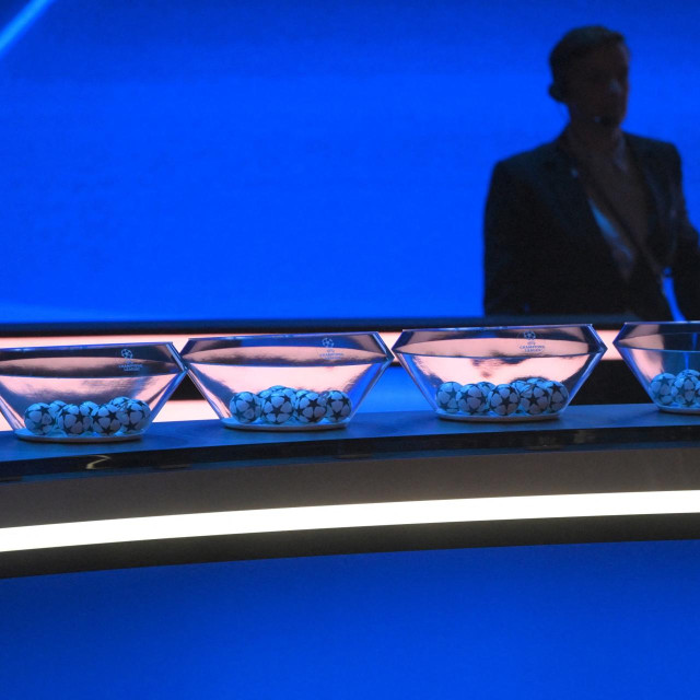 Kuglice za ždrijeb izložene na pozornici prije ceremonije izvlačenja parova za nogometno natjecanje UEFA Liga prvaka 2023./2024.
