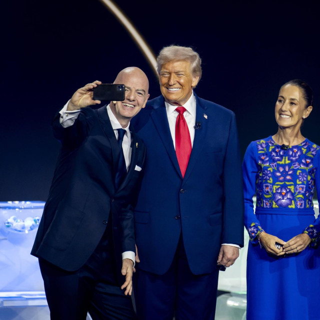 FIFA-in predsjednik Gianni Infantino fotografira se s predsjednikom Donaldom Trumpom, meksičkom predsjednicom Claudijom Sheinbaum i kanadskim premijerom Markom Carneyjem tijekom ždrijeba za SP 2026.