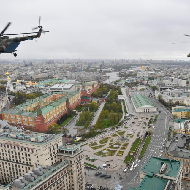 Vojni helikopteri iznad Kremlja