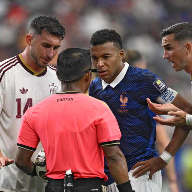 Kylian Mbappe, Aymeric Laporte i Fabian Ruiz u razgovoru sa sucem Ivanom Bartonom