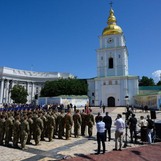 Na Ceremoniji cvijeća u Kijevu lideri su odali počast ukrajinskim vojnicima, braniteljima i cijelom ukrajinskom narodu