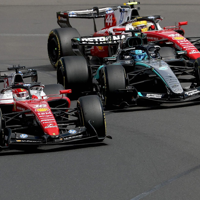 Charles Leclerc, George Russell i Lewis Hamilton
