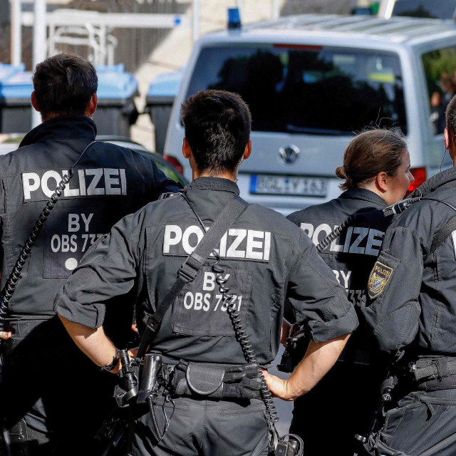 Policija ispred škole Schongauu