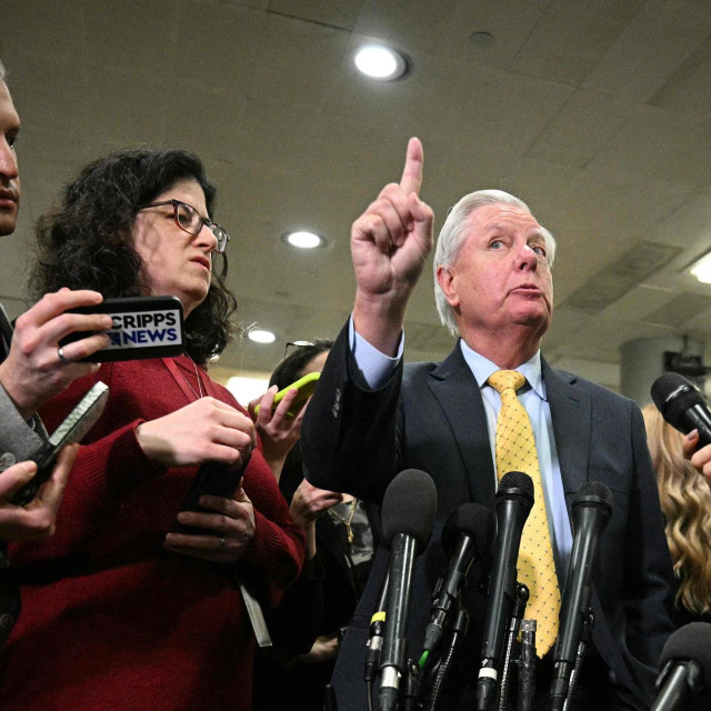 Senator Lindsey Graham (u sredini) snimljen u ožujku