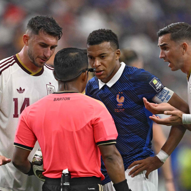 Ivan Barton na udaru Francuza 